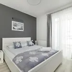 アパートホテル Szymony With & Parking By Renters 4*
