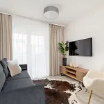 Szymony With & Parking By Renters アパートホテル