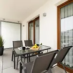 Szymony With & Parking By Renters