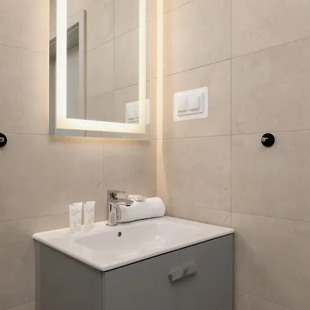 Szymony With & Parking By Renters