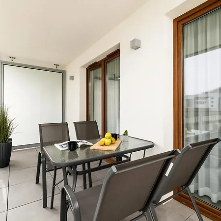 Szymony With & Parking By Renters