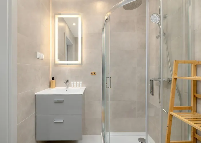 Szymony With & Parking By Renters